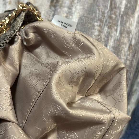 Micheal kors bag cross and shoulder bag - Picture 13 of 14